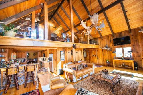 una sala de estar con un sofá y una mesa en LUXURY!! Hot Tub, Pool Table, River & Petting zoo?, en Sugar Grove