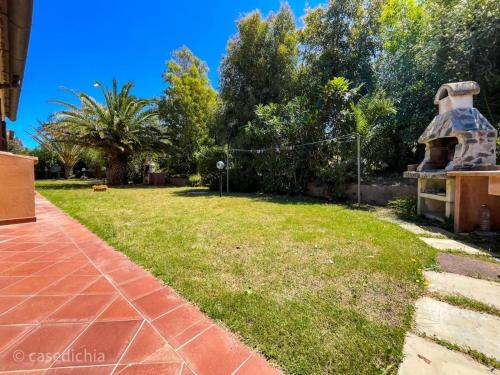 Κήπος έξω από το Torre di Chia Holiday Home