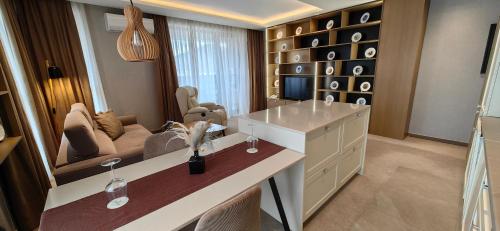 City Park Inn في بلوفديف: غرفة معيشة مع منضدة بيضاء وأريكة