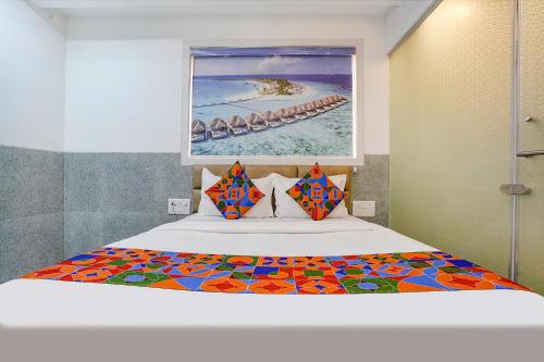 Un pat sau paturi într-o cameră la FabExpress Ashoka Inn
