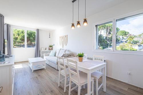 滨海圣波尔Hauzify I Apartaments Can Pi的带桌子和沙发的客厅
