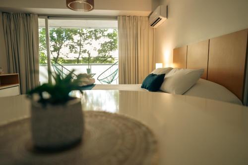Sucre Suites في بوينس آيرس: غرفه فندقيه بسرير ونافذه