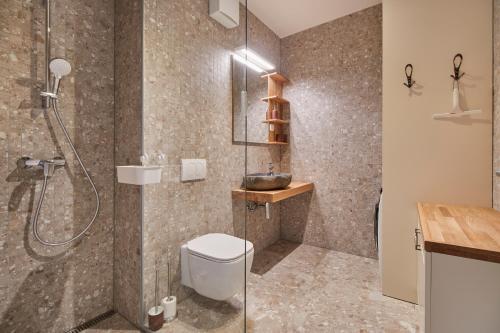 La salle de bains est pourvue d'une douche et de toilettes. dans l'établissement Apartments Svitnjak, à Bovec