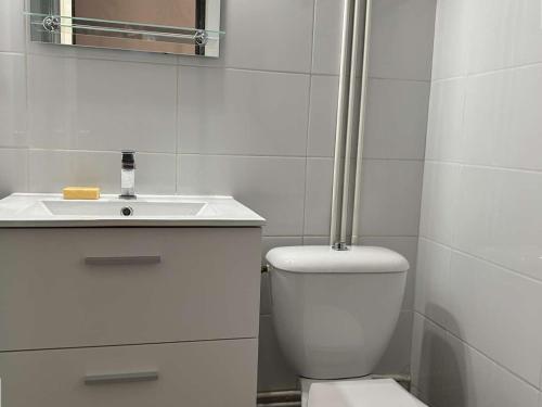 une salle de bain blanche avec des toilettes et un lavabo dans l'établissement Studio Cabine Mezzanine 4 Pers avec Piscine et Parking - Proche Plage et Centre à Saint Pierre La Mer - FR-1-229D-239, à Saint Pierre La Mer