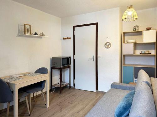 Appartement Les Orres, 1 pièce, 4 personnes - FR-1-322-10にあるテレビまたはエンターテインメントセンター