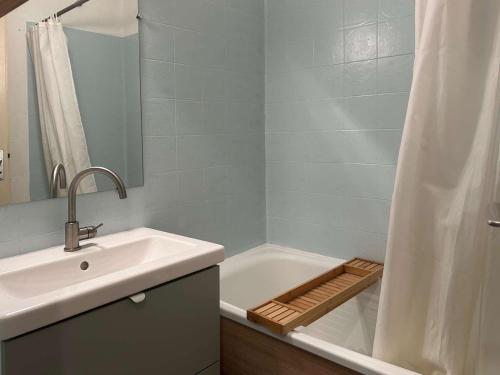 une salle de bain avec un lavabo, une baignoire et une douche dans l'établissement Studio central skis aux pieds, 4 pers, balcon - FR-1-322-10, aux Orres