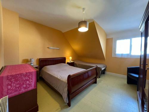 1 Schlafzimmer mit 2 Betten und einem Fenster in der Unterkunft Maison Carnac, 5 pièces, 8 personnes - FR-1-377-60 in Carnac
