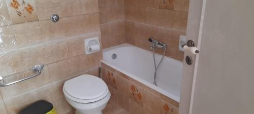 e bagno con servizi igienici e vasca. di Casa Scarciglia a Minervino di Lecce