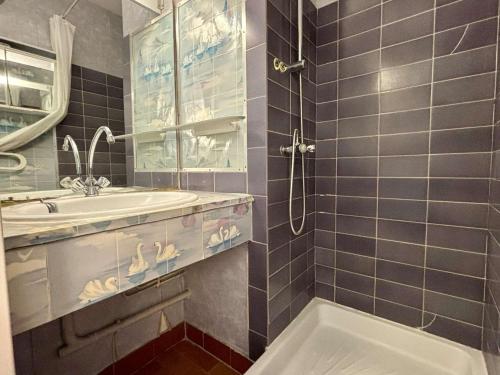 une salle de bain avec un lavabo, des toilettes et une baignoire dans l'établissement Studio cabine 3 pers, 400m plage, pkg privé, animaux OK, loggia, TV, lave-linge, ménage inclus - FR-1-225-634, à Argelès-sur-Mer