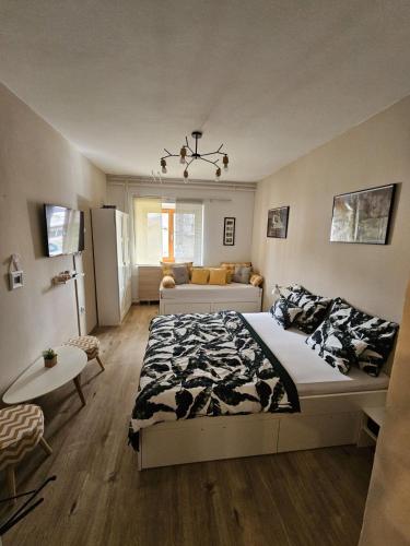 una camera con letto e un soggiorno di Sreća Plitvice a Laghi di Plitvice