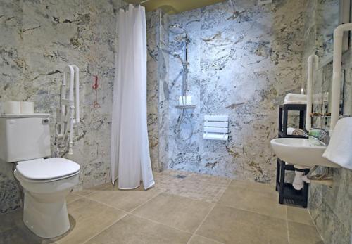 Koupelna v ubytování Moy Hotel