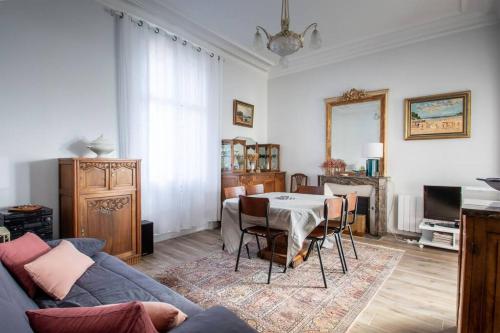 un salon avec un canapé bleu et une table dans l'établissement Bel appartement avec vue sur la baie de Dinard, à Dinard