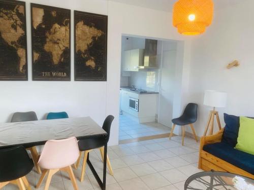 un salon avec une table et un canapé dans l'établissement Rez-de-chaussée face mer 6 personnes, à Saint-Michel-Chef-Chef