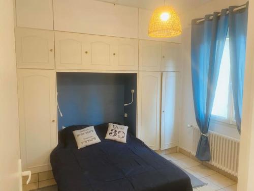 - une chambre avec un lit et deux panneaux dans l'établissement Rez-de-chaussée face mer 6 personnes, à Saint-Michel-Chef-Chef