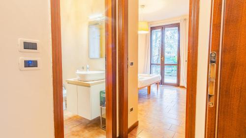 W łazience znajduje się umywalka i lustro. w obiekcie Villa Quantum - Italian Homing w mieście Desenzano del Garda