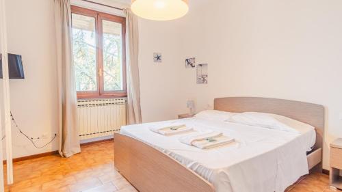 sypialnia z łóżkiem z dwoma ręcznikami w obiekcie Villa Quantum - Italian Homing w mieście Desenzano del Garda