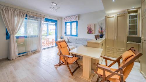 Гостиная зона в Serenity Beach Front Maisonette, Mola Kaliva