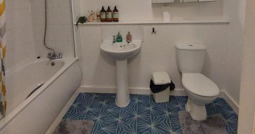 a bathroom with a sink and a toilet and a tub at Business & Leisure City Centre 2 Bed En-suite Apartment with free parking and Netflix in Coventry