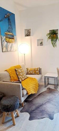 Ein Sitzbereich in der Unterkunft Yellow Home-by So'SerenityHome-balcon vue montagne-mezzanine