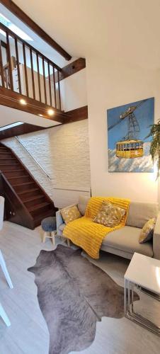 Ein Sitzbereich in der Unterkunft Yellow Home-by So'SerenityHome-balcon vue montagne-mezzanine