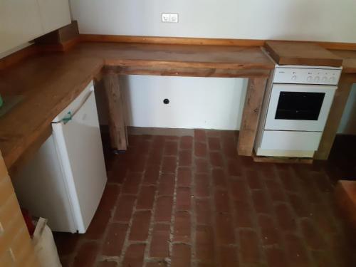 an overhead view of a kitchen with a stove top oven at SOHL FARM Apartments in Neutrebbin