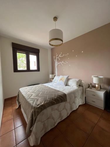 Un dormitorio con una cama grande y una ventana en Acogedor y Céntrico Apartamento en Mora de Rubielos