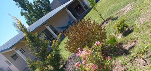 Taman di luar Posada Rojo Malbec