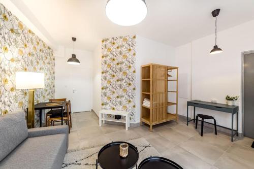 un salon avec un canapé et une table dans l'établissement Nouveau studio tout équipé Charbonnières les Bains, à Charbonnières-les-Bains