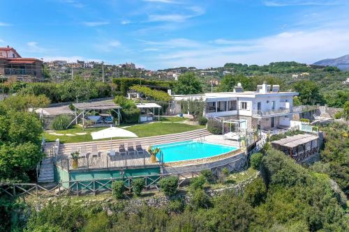una vista aérea de una casa con piscina en Villa Miragalli, en Sant'Agnello