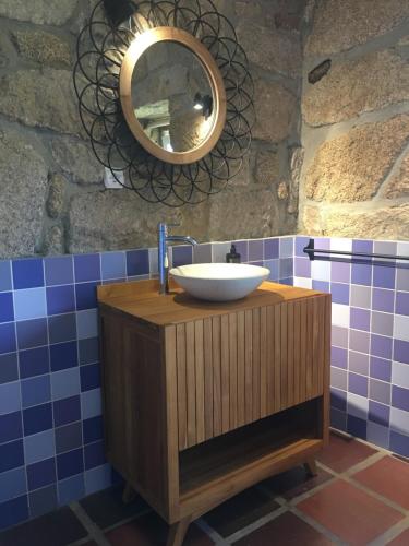 uma casa de banho com um lavatório e um espelho em Quinta de Moçamedes - Turismo de Habitação em Vouzela