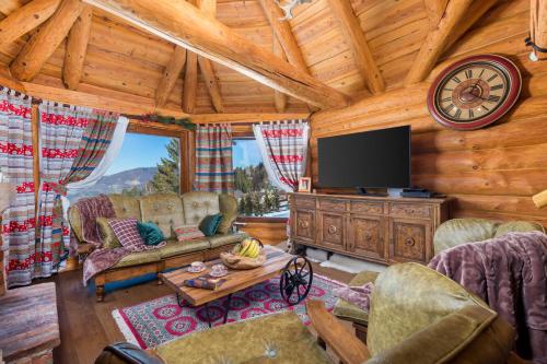 Μια τηλεόραση ή/και κέντρο ψυχαγωγίας στο Rustic villa Roza with outdoor pool in Kupjak