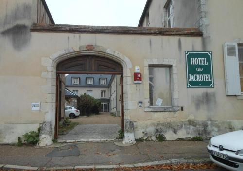 una entrada a un edificio con un cartel en él en Jackotel, en Orléans