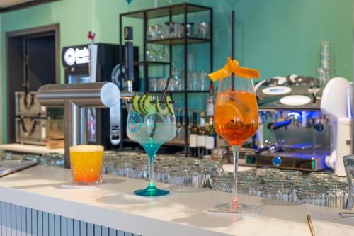 a bar with two glasses on a counter at Holiday Inn-the niu, Wave Karlsruhe Oststadt by IHG in Karlsruhe