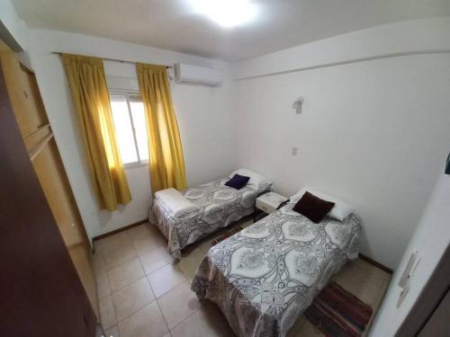 a small room with two beds and a couch at Edificio "Mario" Resistencia in Resistencia