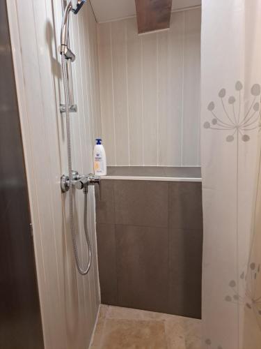 baño con ducha y una botella en la puerta en Sous le soleil, en Bandol