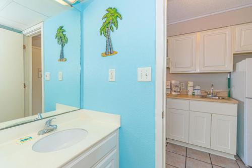 ein Badezimmer mit einem Waschbecken und einer blauen Wand in der Unterkunft Sea Mist 51405 in Myrtle Beach