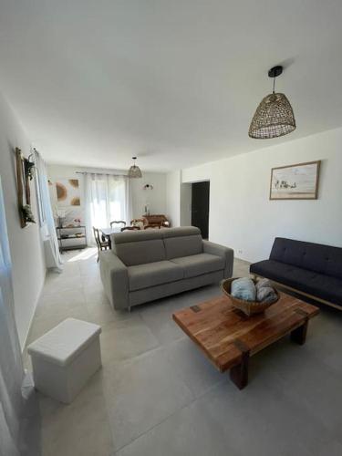 un salon avec un canapé et une table dans l'établissement Havre de paix en Provence : maison avec piscine, à Salernes