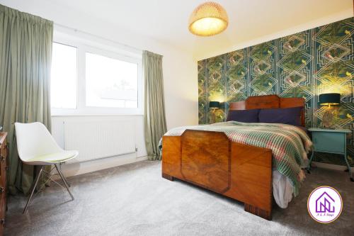 sypialnia z łóżkiem, krzesłem i oknem w obiekcie Luxury House, Swimming Pool, Hot Tub, Sauna w Cardiff