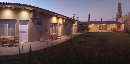 una casa con patio y patio por la noche en Posada Rojo Malbec en San Rafael
