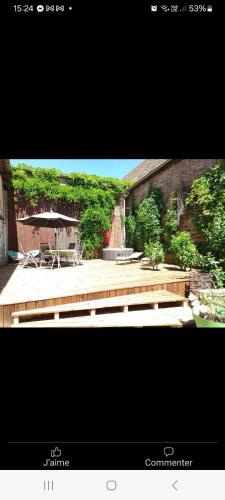 une photo d'un patio avec une table et des chaises dans l'établissement HOPLA, à Hurtigheim