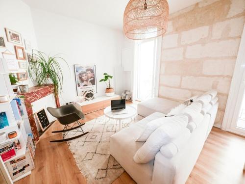 un salon blanc avec un canapé blanc et une table dans l'établissement Le créateur - Cœur de ville, à Montpellier