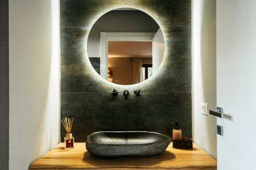 baño con bañera grande frente a un espejo en Mistral Apartments, en Puntone di Scarlino