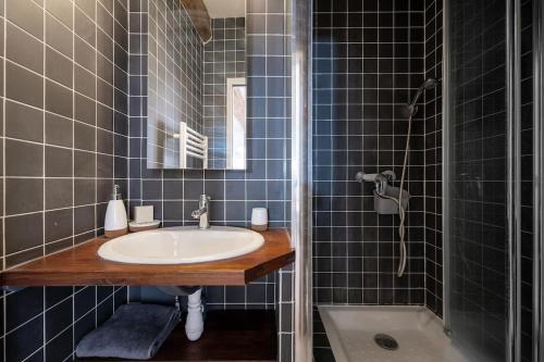 a bathroom with a sink and a shower at Le petit Saint Jean T2, Clim, Centre historique in Montpellier
