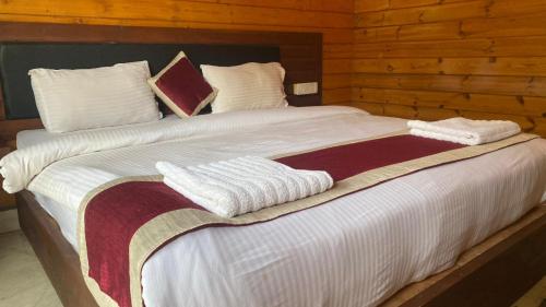 Giường trong phòng chung tại Arambol Resort