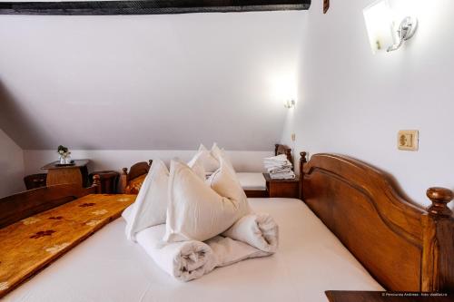1 Schlafzimmer mit 2 Betten und weißen Kissen in der Unterkunft Pensiunea Andreea in Kloster Humor