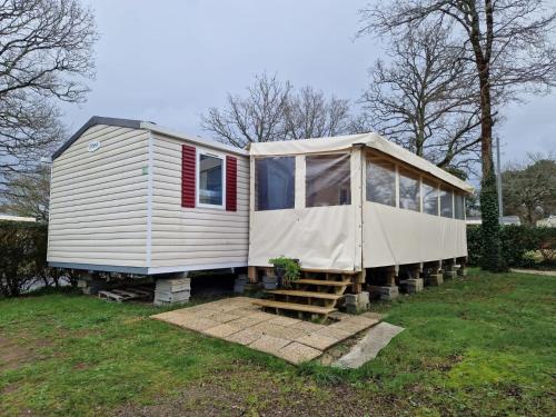 une petite maison assise au-dessus d'une cour dans l'établissement mobil home 441, à Pont-Aven