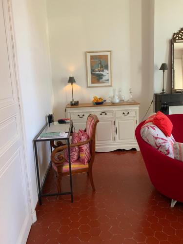 un salon avec une table et une chaise dans l'établissement Appart Gabriel- Mourillon avec Parking, à Toulon