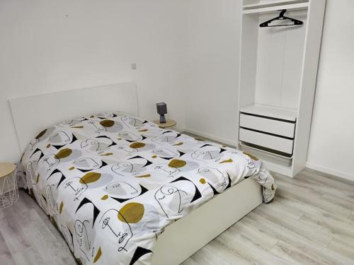 Ένα ή περισσότερα κρεβάτια σε δωμάτιο στο Spacieux appart 5 mins de valenciennes et garage
