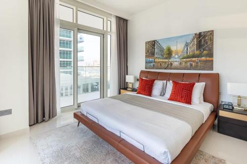 um quarto com uma cama grande e uma janela grande em Frank Porter - Sunrise Bay at EMAAR Beachfront em Dubai