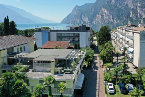 eine Luftblick auf eine Stadt mit einem Berg in der Unterkunft Hotel Venezia in Riva del Garda
